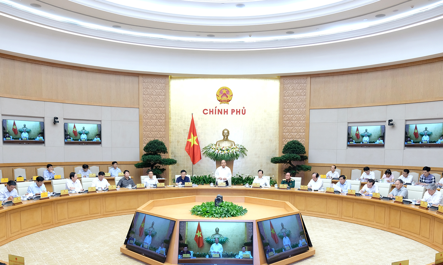 Thủ tướng: Không ôm đồm, tạo thuận lợi cho địa phương giải ngân vốn đầu tư công thu tuong khong om dom tao thuan loi cho dia phuong giai ngan von dau tu cong