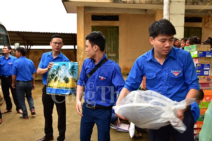 Đoàn thanh niên Bộ Công Thương chia sẻ khó khăn với bà con vùng lũ Lai Châu doan thanh nien bo cong thuong chia se kho khan voi ba con vung lu lai chau