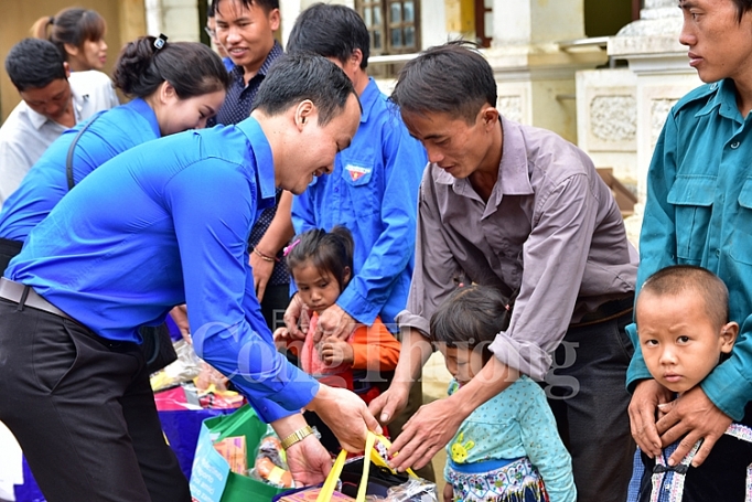 Đoàn thanh niên Bộ Công Thương chia sẻ khó khăn với bà con vùng lũ Lai Châu doan thanh nien bo cong thuong chia se kho khan voi ba con vung lu lai chau