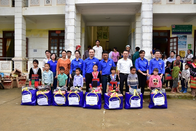 Đoàn thanh niên Bộ Công Thương chia sẻ khó khăn với bà con vùng lũ Lai Châu doan thanh nien bo cong thuong chia se kho khan voi ba con vung lu lai chau