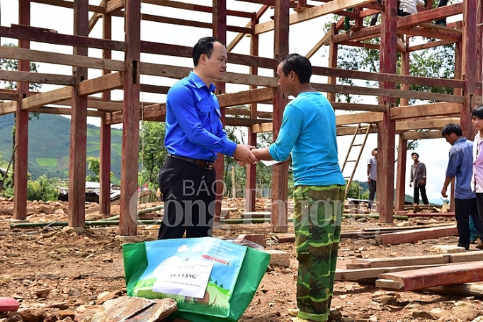 Đoàn thanh niên Bộ Công Thương chia sẻ khó khăn với bà con vùng lũ Lai Châu doan thanh nien bo cong thuong chia se kho khan voi ba con vung lu lai chau