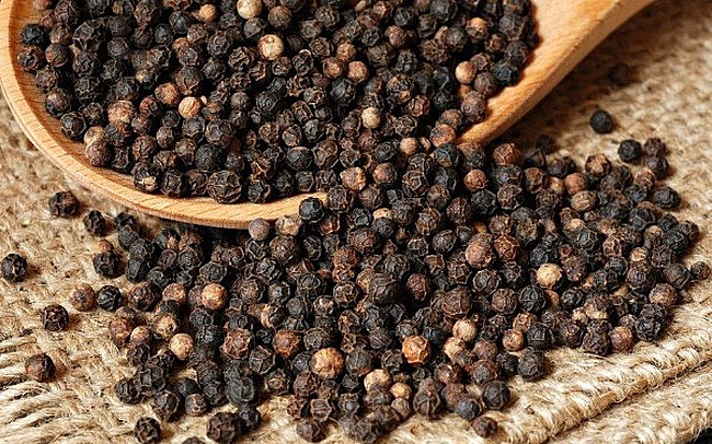 Giá giảm và sức ép nguồn cung: Bài toán khó của hồ tiêu xuất khẩu gia giam va suc ep nguon cung bai toan kho cua ho tieu xuat khau