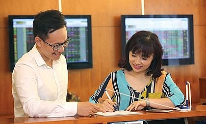 vang chung khoan hay bat dong san hang nao nong thang 9