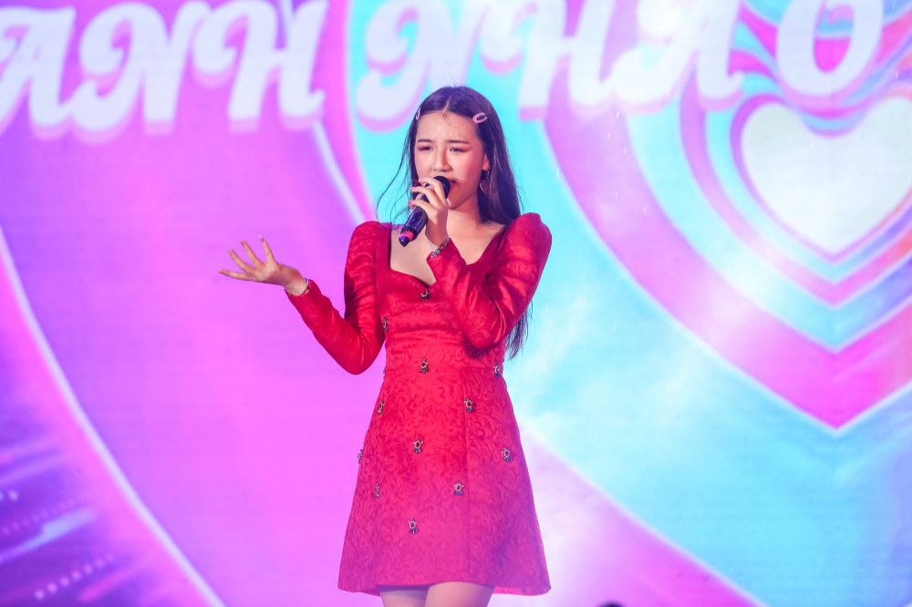 Đêm nhạc Phố Hàng Nóng “bùng cháy” xuyên mưa dem nhac pho hang nong bung chay xuyen mua
