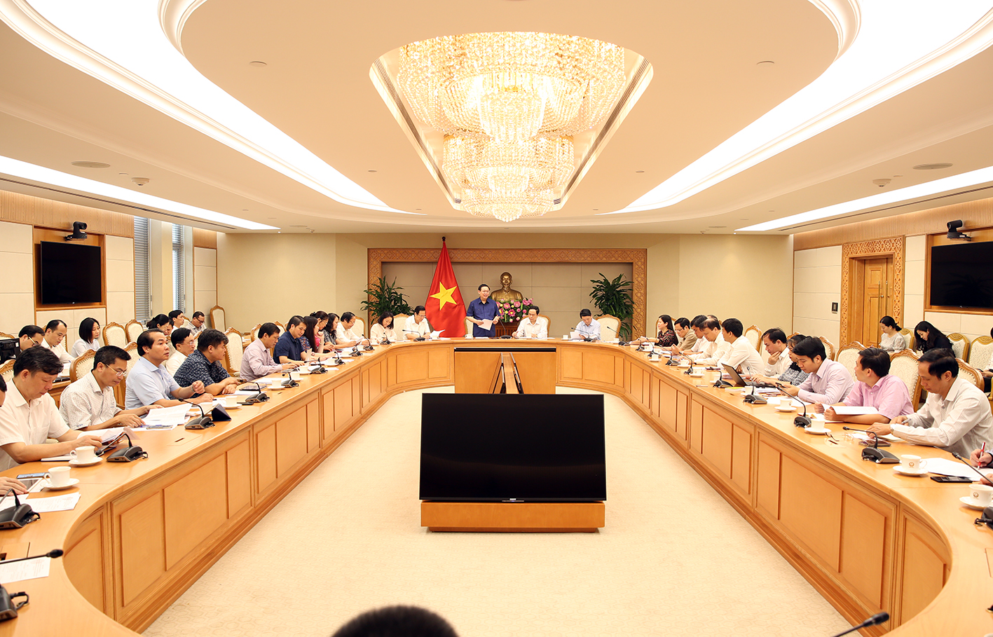 het nam nay 100 nguoi co cong la ho ngheo phai o nha khang trang