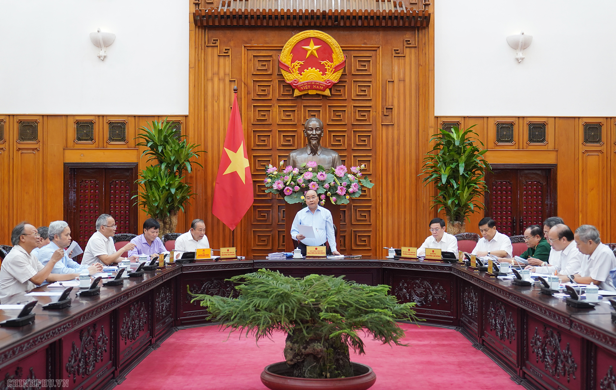 thu tuong chu tri hop thuong truc tieu ban kinh te xa hoi