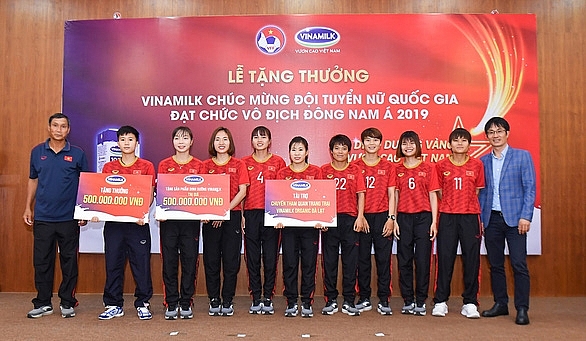 Vinamilk trao thưởng chúc mừng đội tuyển bóng đá nữ quốc gia vô địch Đông Nam Á 2019 vinamilk trao thuong chuc mung doi tuyen bong da nu quoc gia vo dich dong nam a 2019