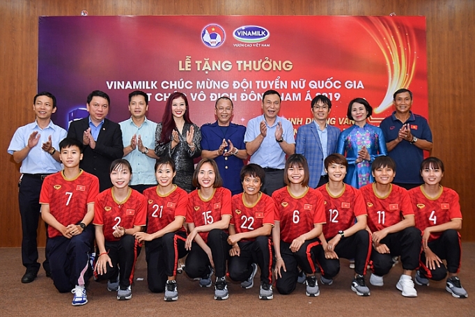Vinamilk trao thưởng chúc mừng đội tuyển bóng đá nữ quốc gia vô địch Đông Nam Á 2019 vinamilk trao thuong chuc mung doi tuyen bong da nu quoc gia vo dich dong nam a 2019