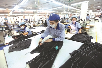 Thuyền to “chọi” sóng lớn