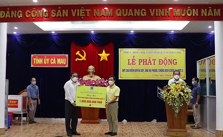 Anh Nguyễn Thanh Tùng (bìa phải) trao biển tượng trưng cho ông Trần Văn Hiện – Chủ tịch MTTQVN tỉnh Cà Mau Anh Nguyễn Thanh Tùng (bìa phải) trao biển tượng trưng cho ông Trần Văn Hiện – Chủ tịch MTTQVN tỉnh Cà Mau