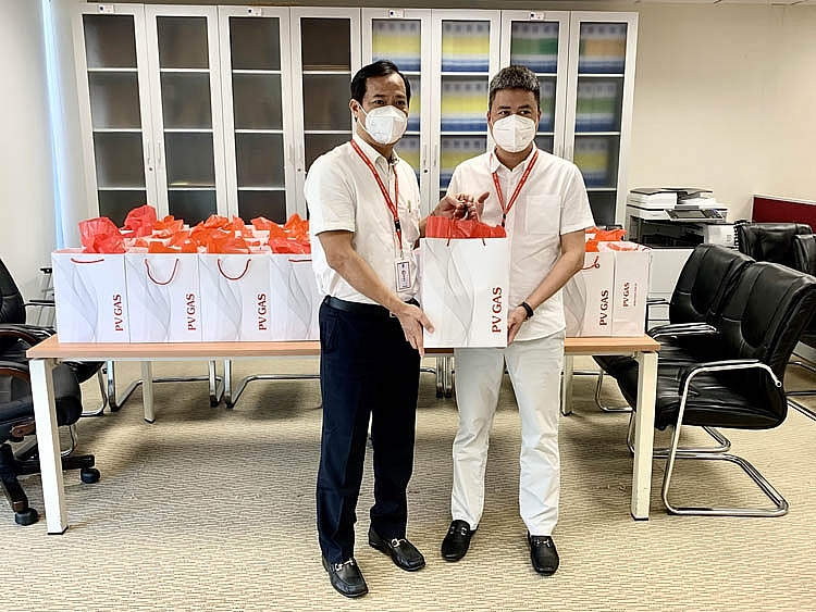 Chủ tịch Công đoàn và Chánh Văn phòng thay mặt Ban Lãnh đạo và NLĐ PV GAS gửi lời chúc vững vàng phòng chống dịch bệnh đến cán bộ hưu trí Chủ tịch Công đoàn và Chánh Văn phòng thay mặt Ban Lãnh đạo và NLĐ PV GAS gửi lời chúc vững vàng phòng chống dịch bệnh đến cán bộ hưu trí