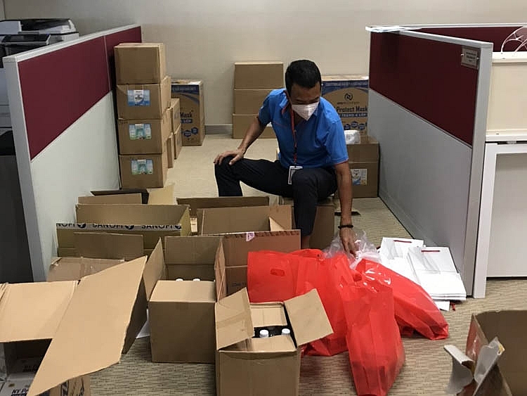 Các cán bộ Công đoàn chuẩn bị quà tặng trong điều kiện nghiêm túc thực hiện 5K Các cán bộ Công đoàn chuẩn bị quà tặng trong điều kiện nghiêm túc thực hiện 5K