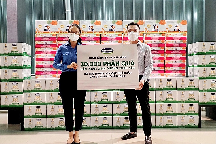 30.000 phần quà đã được Vinamilk trao cho Thành Đoàn TP.HCM để gửi đến người lao động, người dân khó khăn do ảnh hưởng của bệnh dịch trên địa bàn thành phố 30.000 phần quà đã được Vinamilk trao cho Thành Đoàn TP.HCM để gửi đến người lao động, người dân khó khăn do ảnh hưởng của bệnh dịch trên địa bàn thành phố