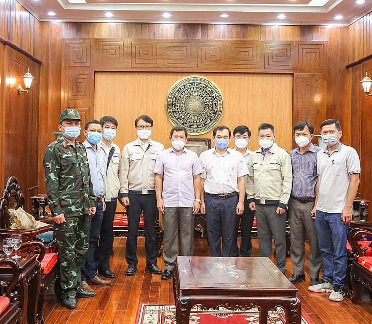 Lễ trao tặng biểu trưng hỗ trợ diễn ra tại văn phòng UBND tỉnh Quảng Ngãi sáng ngày 25/8/2021. Lễ trao tặng biểu trưng hỗ trợ diễn ra tại văn phòng UBND tỉnh Quảng Ngãi sáng ngày 25/8/2021.