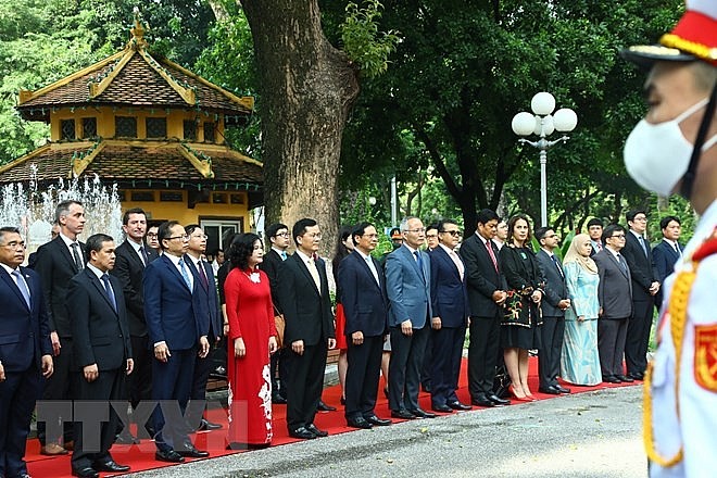 Đại diện các nước thành viên ASEAN cùng các đại biểu dự Lễ Thượng cờ Đại diện các nước thành viên ASEAN cùng các đại biểu dự Lễ Thượng cờ