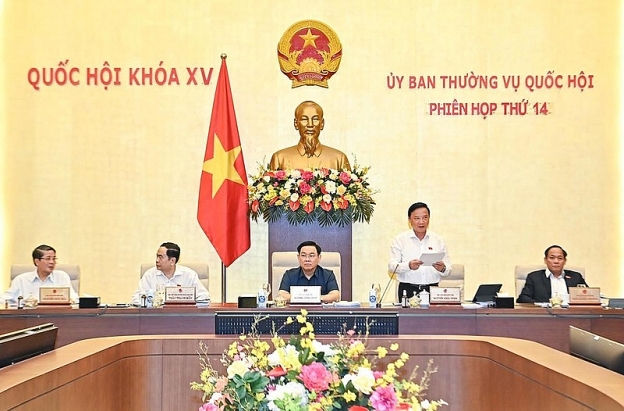 Phó Chủ tịch Quốc hội Nguyễn Khắc Định điều hành nội dung thảo luận tại phiên họp