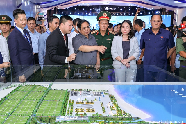 Thủ tướng: Chính phủ sẽ đàm phán với các đối tác để hỗ trợ các nhà đầu tư năng lượng tái tạo - Ảnh 4. Thủ tướng: Chính phủ sẽ đàm phán với các đối tác để hỗ trợ các nhà đầu tư năng lượng tái tạo - Ảnh 4.