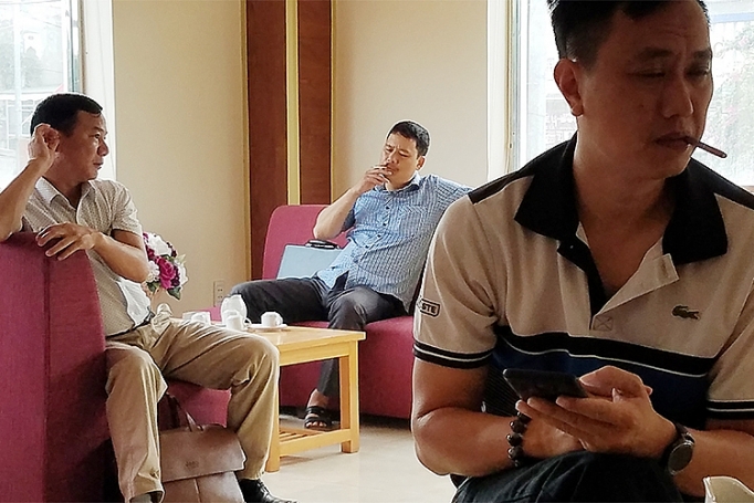 hut thuoc la tai noi cong cong luat co nhung kho phat