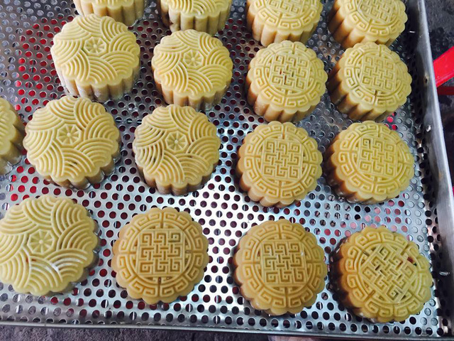 Thị trường bánh trung thu: "Thượng vàng hạ cám" và nỗi lo ATTP của người tiêu dùng thi truong banh trung thu thuong vang ha cam va noi lo attp cua nguoi tieu dung