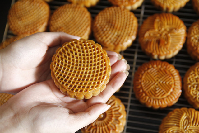 Bánh trung thu handmade bão hoà, dân buôn chỉ dám làm cầm chừng banh trung thu handmade bao hoa dan buon chi dam lam cam chung