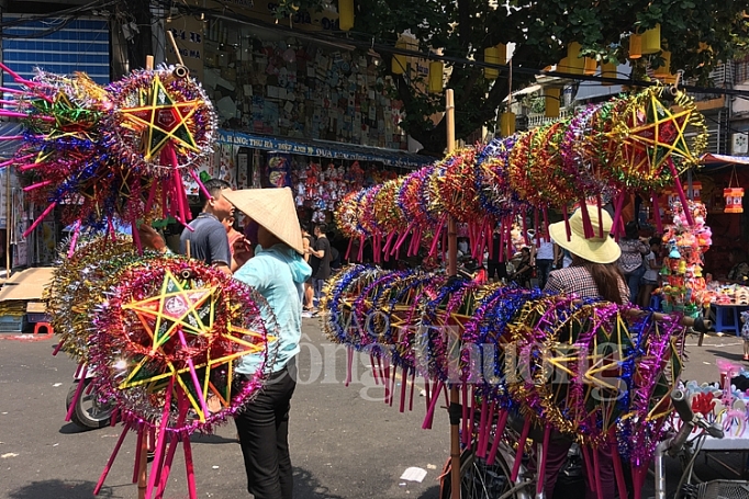 Hà Nội: Rực rỡ sắc màu đồ chơi Trung thu ha noi ruc ro sac mau do choi trung thu