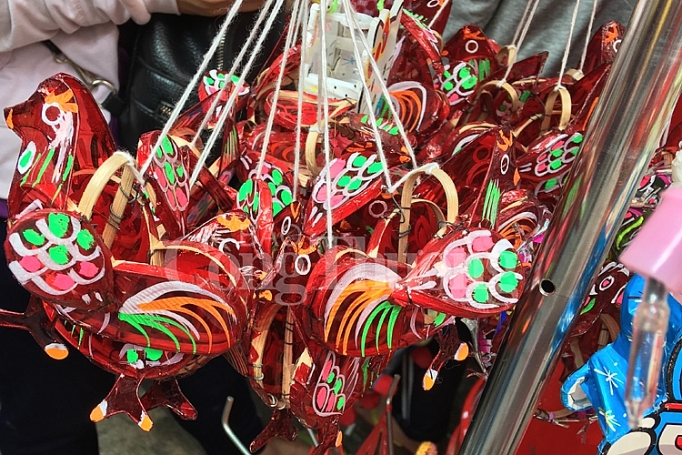 Hà Nội: Rực rỡ sắc màu đồ chơi Trung thu ha noi ruc ro sac mau do choi trung thu