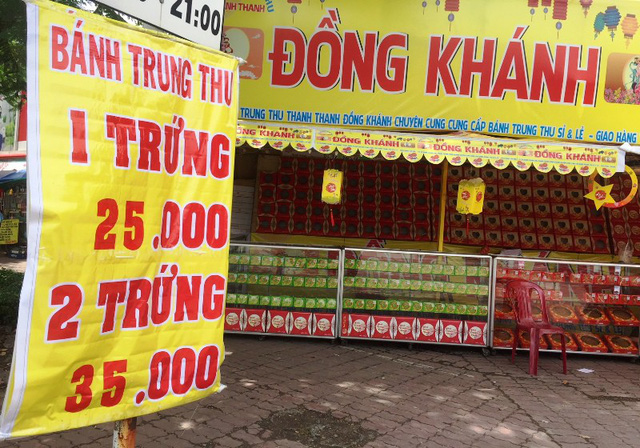 Bánh trung thu “chạy nước rút” cuối mùa, mua 1 thành 4 banh trung thu chay nuoc rut cuoi mua mua 1 thanh 4