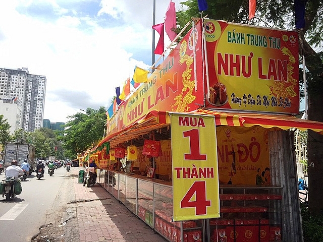 Bánh trung thu “chạy nước rút” cuối mùa, mua 1 thành 4 banh trung thu chay nuoc rut cuoi mua mua 1 thanh 4