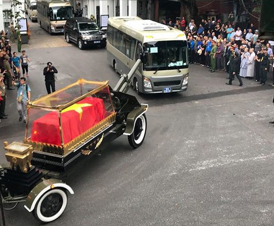 Linh xa đưa linh cữu Chủ tịch nước Trần Đại Quang về tư gia linh xa dua linh cuu chu tich nuoc tran dai quang ve tu gia