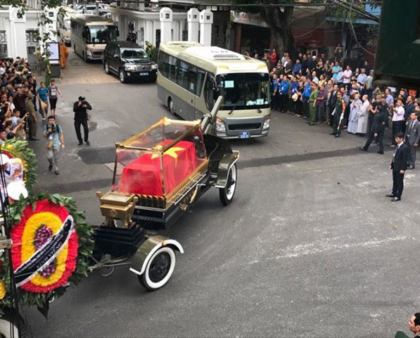 Linh xa đưa linh cữu Chủ tịch nước Trần Đại Quang về tư gia linh xa dua linh cuu chu tich nuoc tran dai quang ve tu gia