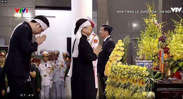 Linh xa đưa linh cữu Chủ tịch nước Trần Đại Quang về tư gia linh xa dua linh cuu chu tich nuoc tran dai quang ve tu gia