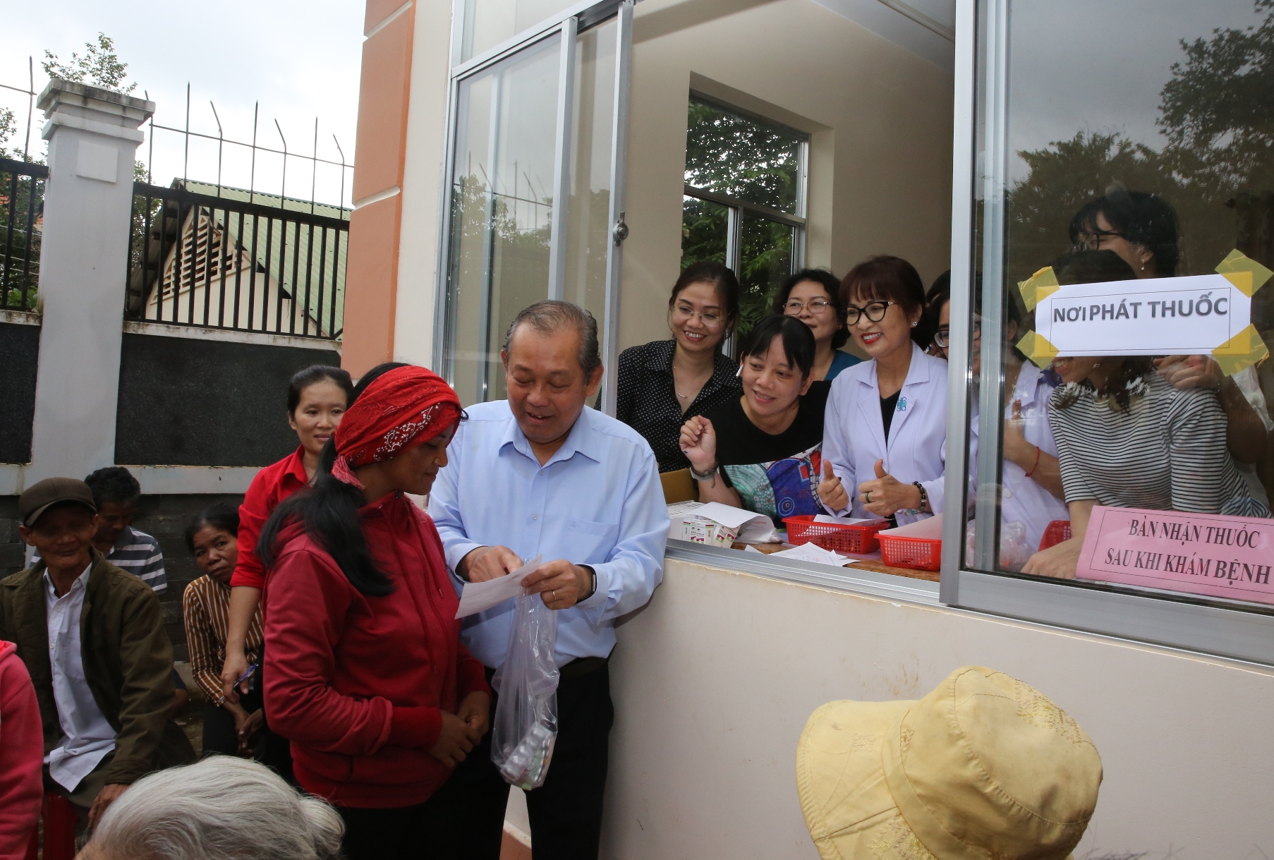 pho thu tuong ve nguon va trao qua cho nguoi ngheo va cac gia dinh chinh sach