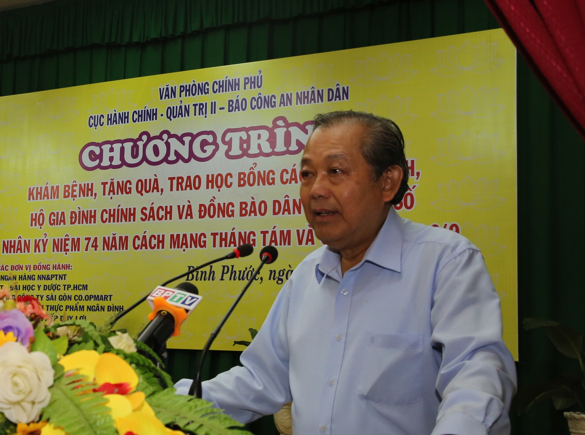pho thu tuong ve nguon va trao qua cho nguoi ngheo va cac gia dinh chinh sach