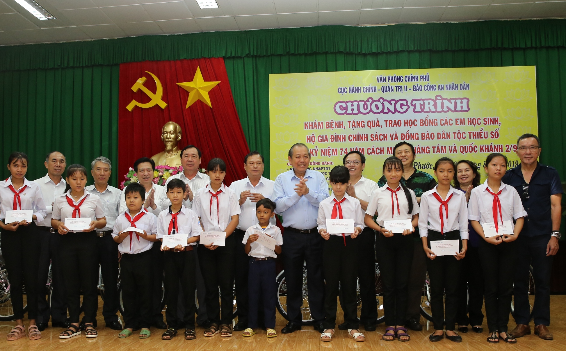 pho thu tuong ve nguon va trao qua cho nguoi ngheo va cac gia dinh chinh sach