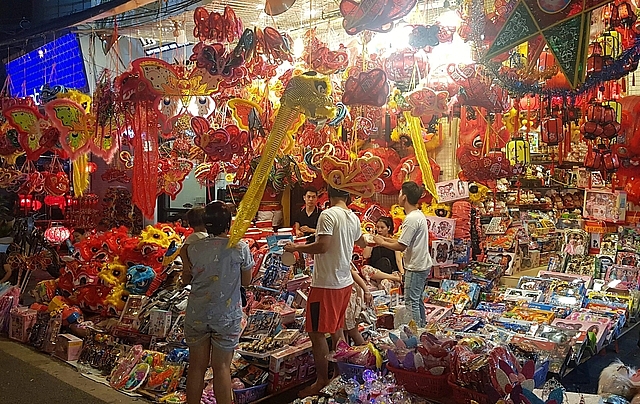 Đồ chơi Trung thu đa dạng chủng loại, tù mù xuất xứ do choi trung thu da dang chung loai tu mu xuat xu