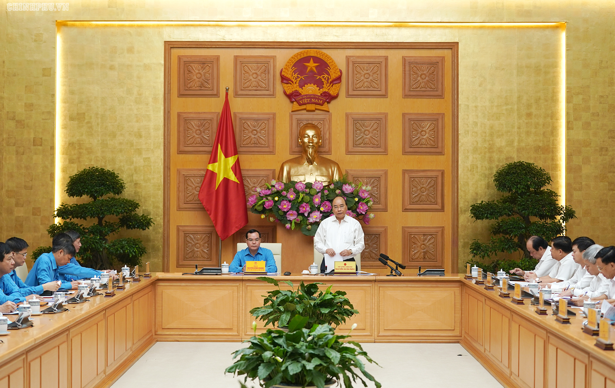 Thủ tướng: Phải lo những vấn đề thiết thực, cụ thể với người lao động thu tuong phai lo nhung van de thiet thuc cu the voi nguoi lao dong