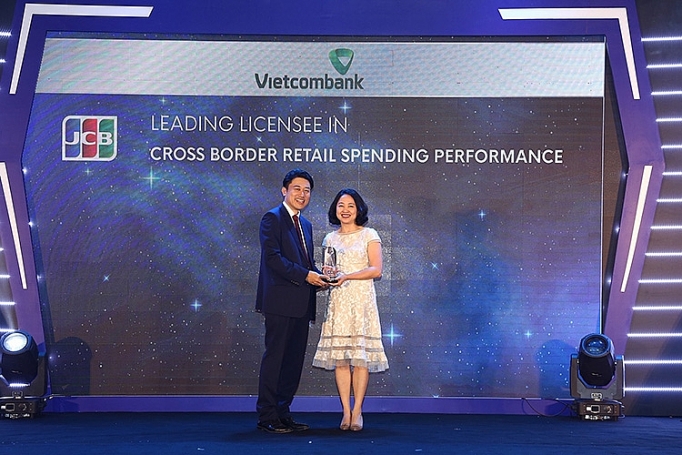 vietcombank nhan cac giai thuong cua to chuc the quoc te jcb