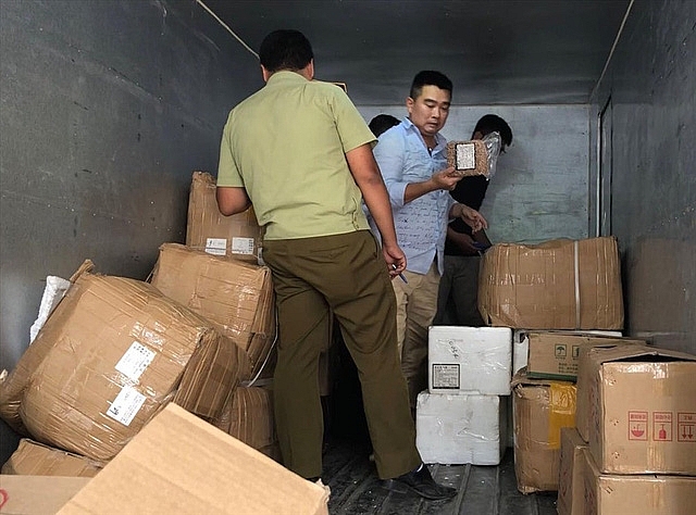 Thu giữ số lượng lớn nguyên liệu trà sữa không rõ nguồn gốc thu giu so luong lon nguyen lieu tra sua khong ro nguon goc