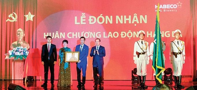 nha may bia ha noi me linh 10 nam dau an mot chang duong