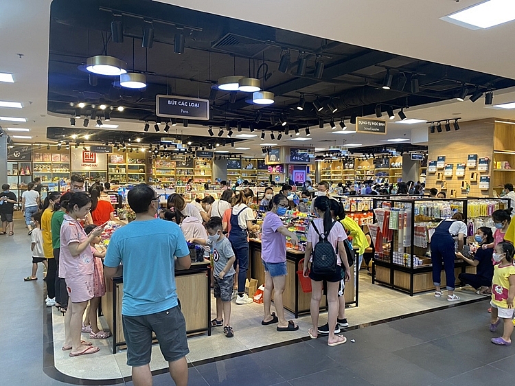 Rất đông phụ huynh, học sinh mua sắm đồ dùng học tập trong những ngày đầu T9/2020 5910-25ltk-4