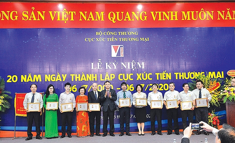Thứ trưởng Đỗ Thắng Hải trao Bằng khen của Bộ trưởng Bộ Công Thương và Kỷ niệm chương “Vì sự nghiệp phát triển ngành Công Thương Việt Nam” cho tập thể và các cá nhân hoàn thành xuất sắc nhiệm vụ 3050-anh-1
