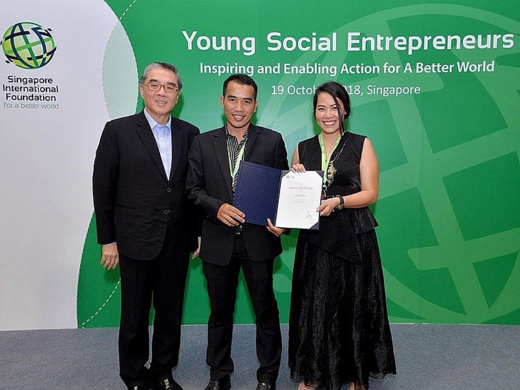 Đặng Cao Nam (giữa) và Bicky Nguyễn (phải) nhận giải thưởng tại chung kết YSE năm 2018. Ảnh: SIF