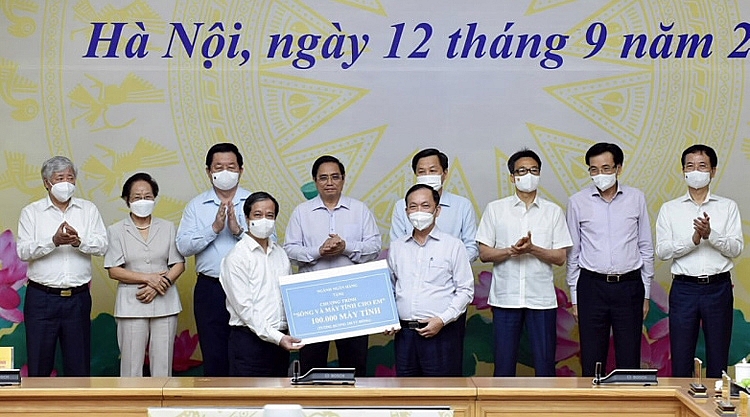 Phó Thống đốc thường trực NHNN Đào Minh Tú, đại diện Ngành ngân hàng trao tặng 100.000 máy tính cho Chương trình “Sóng và máy tính cho em”. Phó Thống đốc thường trực NHNN Đào Minh Tú, đại diện Ngành ngân hàng trao tặng 100.000 máy tính cho Chương trình “Sóng và máy tính cho em”.