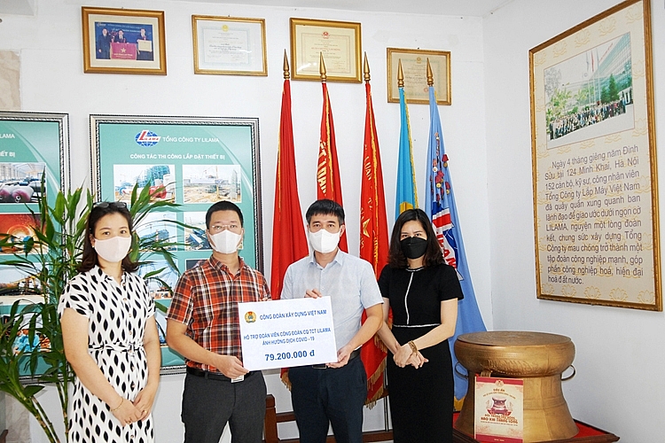 Ông Lê Đình Khanh - Chủ tịch Công đoàn Tổng Công ty (bên phải) trao số tiền thăm hỏi, hỗ trợ đoàn viên công đoàn cho ông Ngô Anh Đức - Chủ tịch Công đoàn cơ quan Tổng công ty.