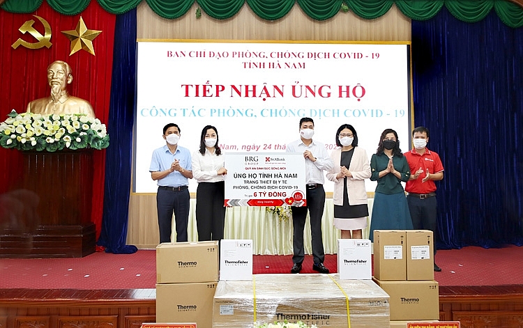 Đại diện tỉnh Hà Nam tiếp nhận ủng hộ các trang thiết bị từ “Quỹ An Sinh Sức Sống Mới của BRG và SeABank” Đại diện tỉnh Hà Nam tiếp nhận ủng hộ các trang thiết bị từ “Quỹ An Sinh Sức Sống Mới của BRG và SeABank”