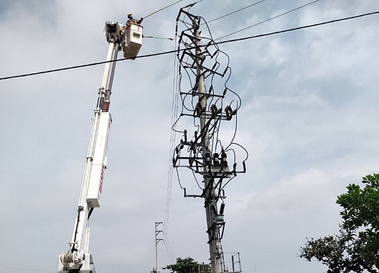 Đội hotline Công ty Điện lực Hà Nam đồng vị pha đường dây 372E24.11 và 379 E24.11 và đường dây 471-472 E24.2 (Lý Nhân). Đội hotline Công ty Điện lực Hà Nam đồng vị pha đường dây 372E24.11 và 379 E24.11 và đường dây 471-472 E24.2 (Lý Nhân).