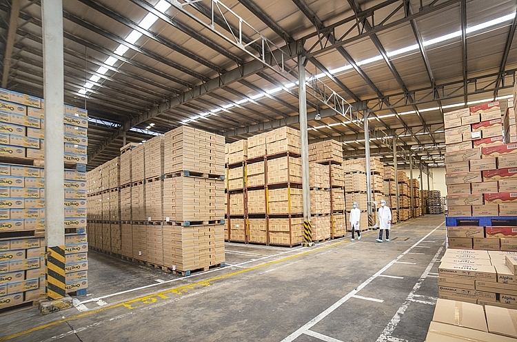 Kho thành phẩm trong một nhà máy của Vinamilk, tồn kho linh hoạt đảm bảo cung ứng trong nước và cả xuất khẩu theo diễn biến của Covid-19 Kho thành phẩm trong một nhà máy của Vinamilk, tồn kho linh hoạt đảm bảo cung ứng trong nước và cả xuất khẩu theo diễn biến của Covid-19