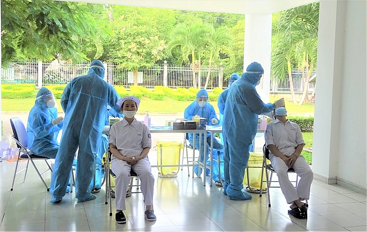 Nhân viên thực hiện “3T” tại các nhà máy Vinamilk được xét nghiệm định kỳ để đảm bảo sản xuất an toàn, chống dịch hiệu quả Nhân viên thực hiện “3T” tại các nhà máy Vinamilk được xét nghiệm định kỳ để đảm bảo sản xuất an toàn, chống dịch hiệu quả