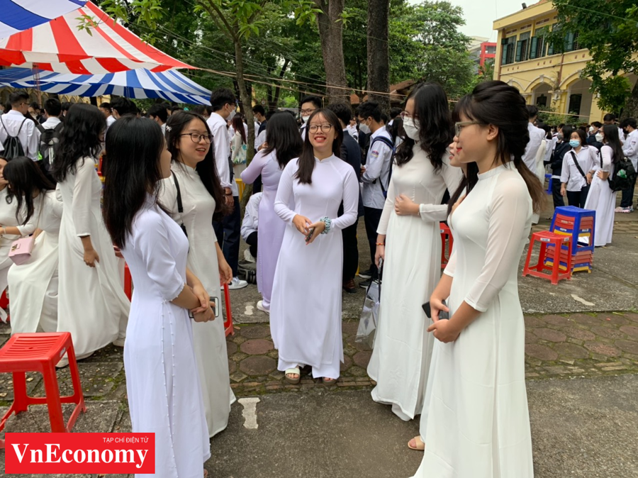 Năm học 2022-2023 là năm đầu tiên triển khai chương trình mới ở cấp THPT. Với lớp 10, học sinh không phải học 17 môn bắt buộc như hiện nay. Thay vào đó, các em sẽ học 8 môn và hoạt động giáo dục bắt buộc gồm: Ngữ văn, Toán, Ngoại ngữ 1, Lịch sử, Giáo dục thể chất, Giáo dục quốc phòng an ninh, hoạt động trải nghiệm - hướng nghiệp, nội dung giáo dục của địa phương.