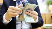 Tín dụng đột biến, tiền gửi vào ngân hàng tăng chậm